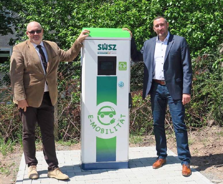 SWSZ-Geschäftsführer Tino Schäfer (re.) und ITM-Geschäftsführer Wolfgang Wehner nahmen am 2. Juni gemeinsam die neue Ladestation in Betrieb.